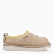 Zuecos de la marca UGG, modelo Tasman Biarritz. Exterior en piel toalla color beig con logotipo grabado y detalle de en hilo amarillo. Interior con forro y plantilla suave. Suela de los zuecos de goma con plataforma de 3cm de altura. Estos zuecos UGG Tasman Biarritz son la tendencia de temporada, combina un estilo moderno y una comodidad única que no te puede faltar!