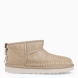 Botines de la marca UGG, modelo ULTRA. Exterior en ante color beig con punta redonda. Interior acolchado con pelo. Suela con plataforma de 2cm de altura. Estos botines UGG ULTRA son unos clásico, ideales para esta temporada!