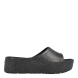 Chanclas de la marca Lemon Jelly, modelo FIORELLA. Exterior de las chanclas en neopreno color negro con detalle de escarchado. Interior de las chanclas en goma. Chanclas con plataforma de 4cm de altura. Estas chanclas Lemon Jelly FIORELLA son un complemento clásico para esta temporada, pensadas en los días cálidos y soleados. No puede faltar en tu armario.